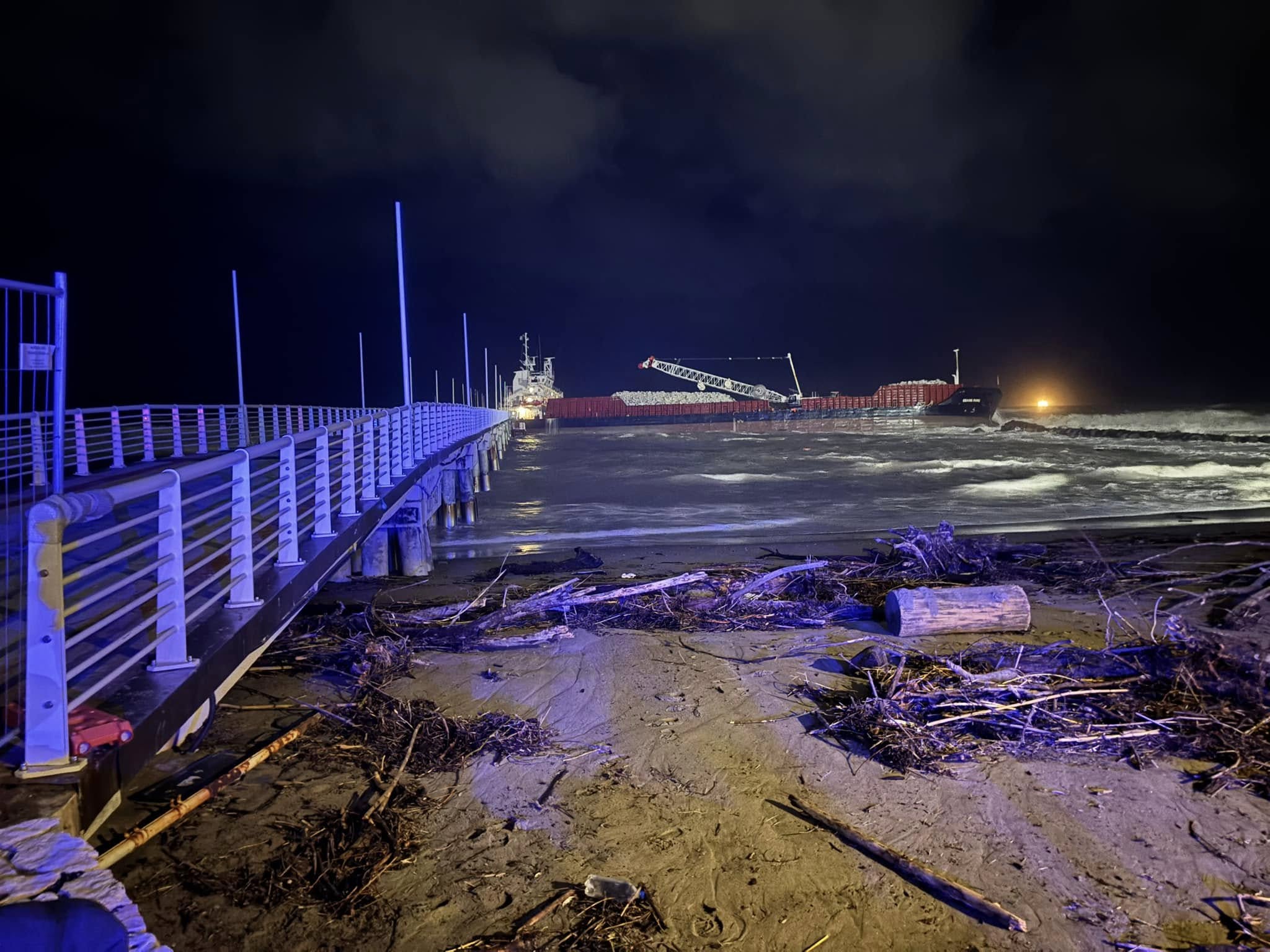 Nave di 100 metri contro il molo a Marina di Massa