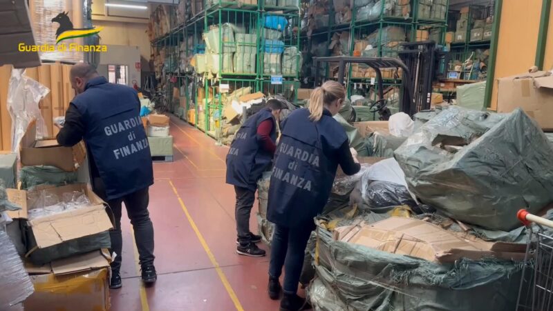 Oltre 2 milioni di articoli per l'infanzia irregolari: sequestrato un carico da 3 milioni a Prato