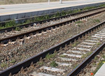 Persone in prossimità dei binari, rallentamenti nel traffico ferroviario nei pressi di Firenze.