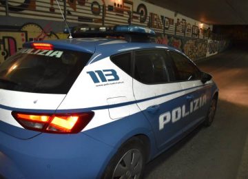 Picchia la compagna davanti ai figli piccoli, arrestato