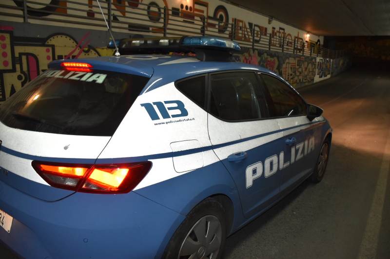 Picchia la compagna davanti ai figli piccoli, arrestato