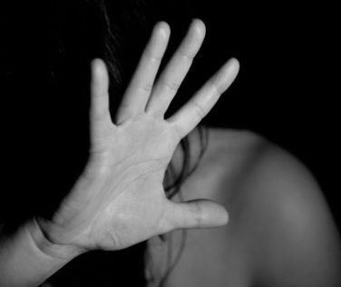 Picchia la moglie e la porta in ospedale: matrimonio di una settimana finito tragicamente.
