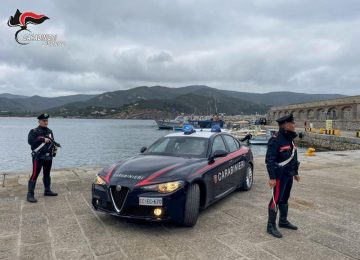 Piombino: Tentano di imbarcarsi per l'Elba con droga e coltello, denunciati in due