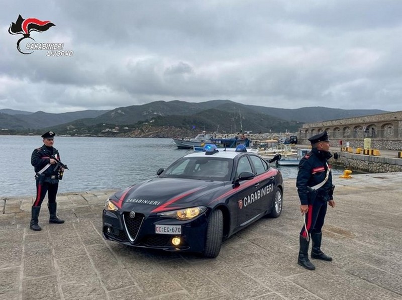 Piombino: Tentano di imbarcarsi per l'Elba con droga e coltello, denunciati in due