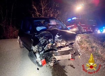 Rischio sulla SR439: perde il controllo dell'auto e finisce fuori strada