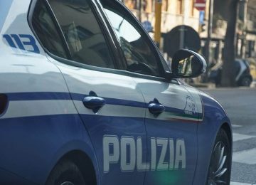 Ruba in casa, il ladro si presenta alla polizia per un documento e gli agenti lo riconoscono dal tutore alla gamba.