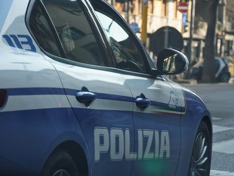 Ruba in casa, il ladro si presenta alla polizia per un documento e gli agenti lo riconoscono dal tutore alla gamba.