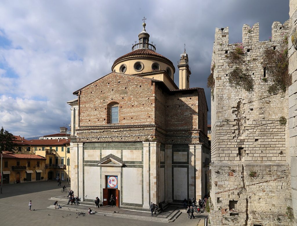 Ripristinato il portone della basilica quattrocentesca di Prato dopo atti di vandalismo