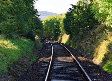 Sarà un venerdì difficile: scioperi nei treni, nei trasporti pubblici e in scuole e sanità.