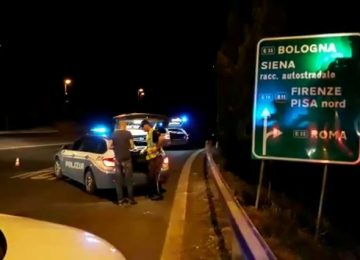 Scoperta una borsa piena di hashish nel bagagliaio: due giovani arrestati.