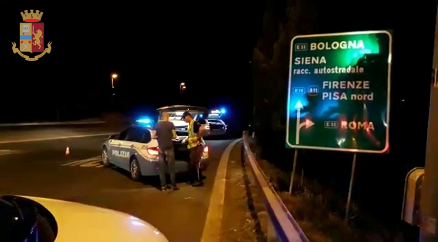 Scoperta una borsa piena di hashish nel bagagliaio: due giovani arrestati.