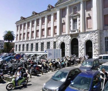 Sedicenne investito mentre si reca a prendere l'autobus.