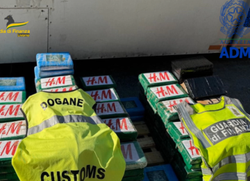 Sequestrati 217 kg di cocaina proveniente dal Sud America nel porto di Livorno: avrebbero potuto fruttare 150 milioni.