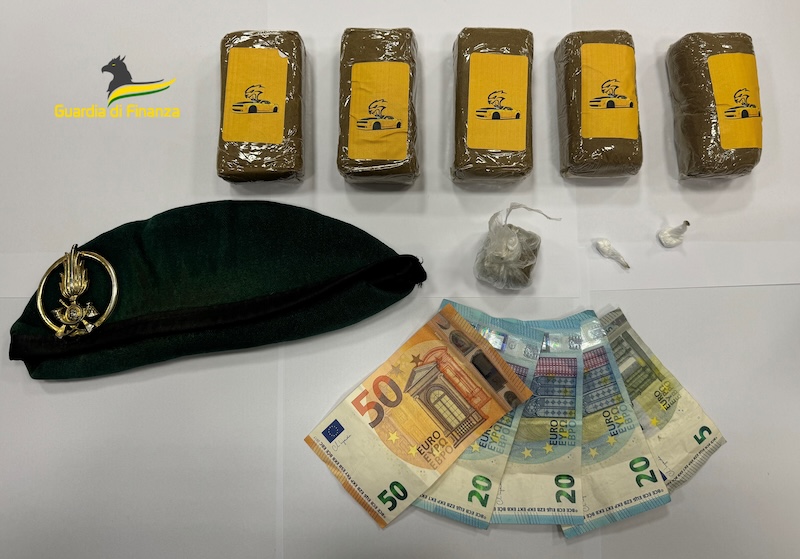 Sequestrato oltre mezzo chilo di droga nel centro di Livorno, arrestato.