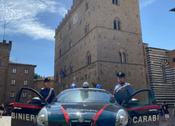 Si spacciava per carabiniere per truffare gli anziani: arrestato un 22enne a Volterra