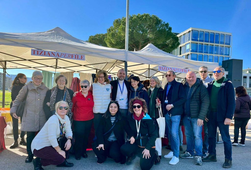 Solidarietà: organizza un mercatino per ricordare la moglie scomparsa