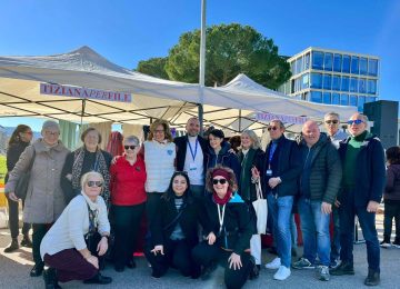 Solidarietà: organizza un mercatino per ricordare la moglie scomparsa