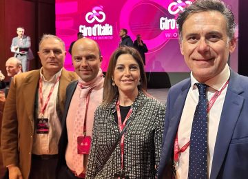 Sport: Pisa sarà tappa del Giro d’Italia 2025, un evento che mancava dal 1980.