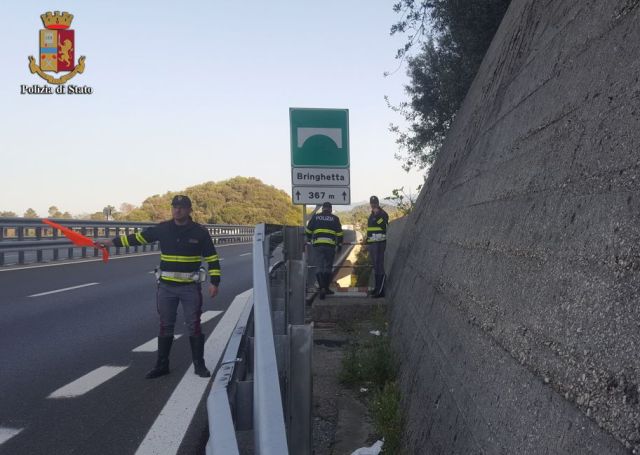 Truffata e minacciata, si lancia dal viadotto: il racconto della sorella