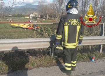 Un giovane di 20 anni gravemente ferito dopo un volo di 5 metri su un cavalcavia.