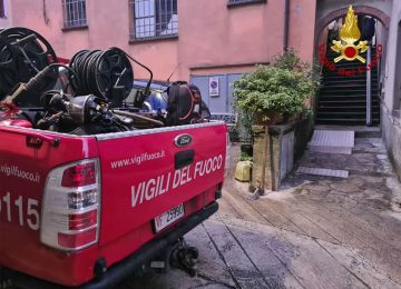 Un mezzo dei vigili del fuoco esce di strada a Capannoli