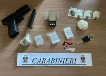 Un uomo armato di pistola scacciacani entra in un centro mentale per ottenere farmaci: paura a San Miniato