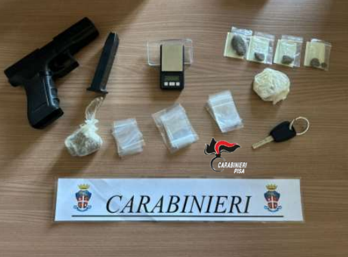 Un uomo armato di pistola scacciacani entra in un centro mentale per ottenere farmaci: paura a San Miniato