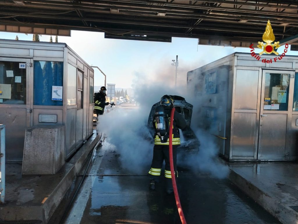 Un'auto in fiamme fermata al casello autostradale