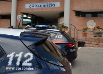 Uomo di 60 anni trovato morto con ferite a Montepulciano, indagini in corso.