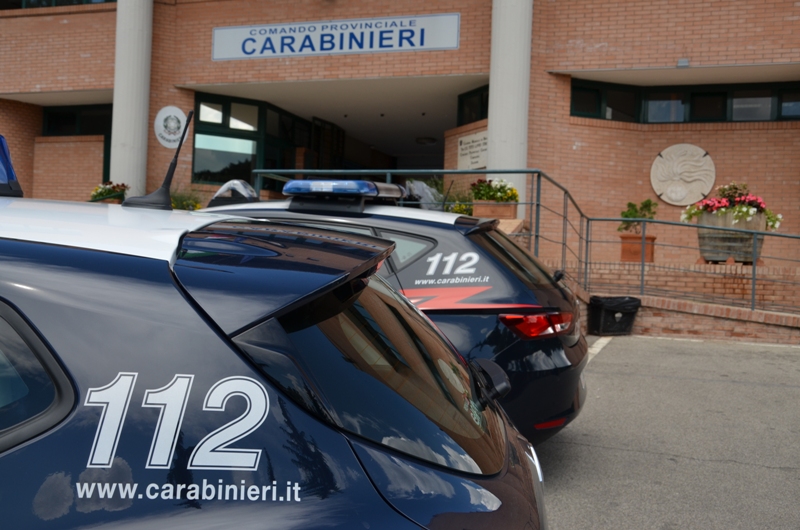 Uomo di 60 anni trovato morto con ferite a Montepulciano, indagini in corso.