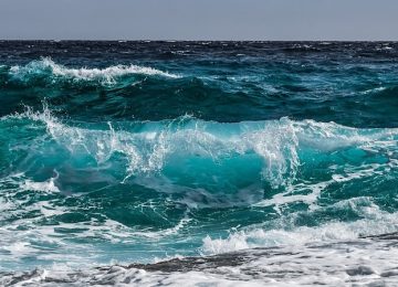 Vento forte a Castiglione della Pescaia: attivate le ricerche per un surfista disperso in mare.