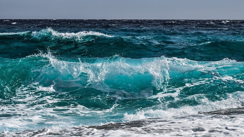 Vento forte a Castiglione della Pescaia: attivate le ricerche per un surfista disperso in mare.