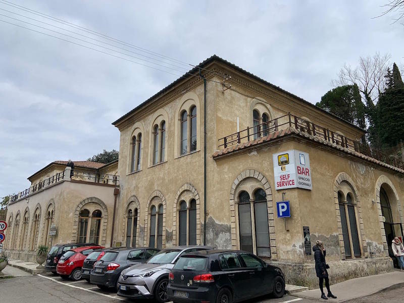 Aggredisce il personale e danneggia il pronto soccorso dopo aver ricevuto l'ordine di tornare il giorno dopo per un gesso.