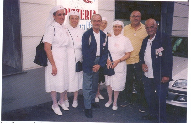 Gruppo di borghigiani in partenza per Lourdes; da sinistra Luciana Reggioli, Caterina Giovannini Tani, Luciano Pini, Fiorella Labardi Pini, Teresa Fredducci Rinaldelli, dott. Nicola Rocco e Mauro Belli.