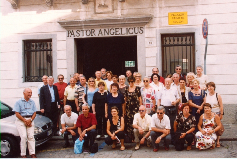 La delegazione di Borgo San Lorenzo davanti al portale d’ingresso del Palazzo Da Rabatta