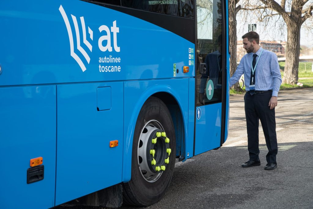 Aggressione su un autobus a Livorno: verificatrice colpita da una passeggera senza biglietto.