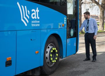 Aggressione su un autobus a Livorno: verificatrice colpita da una passeggera senza biglietto.