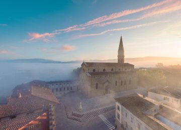 Anziana trovata morta in casa ad Arezzo: la figlia accusata di occultamento di cadavere.