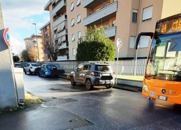 Auto in sosta vietata ostacola il bus: AT considera di presentare denuncia per danni e interruzione del servizio pubblico.