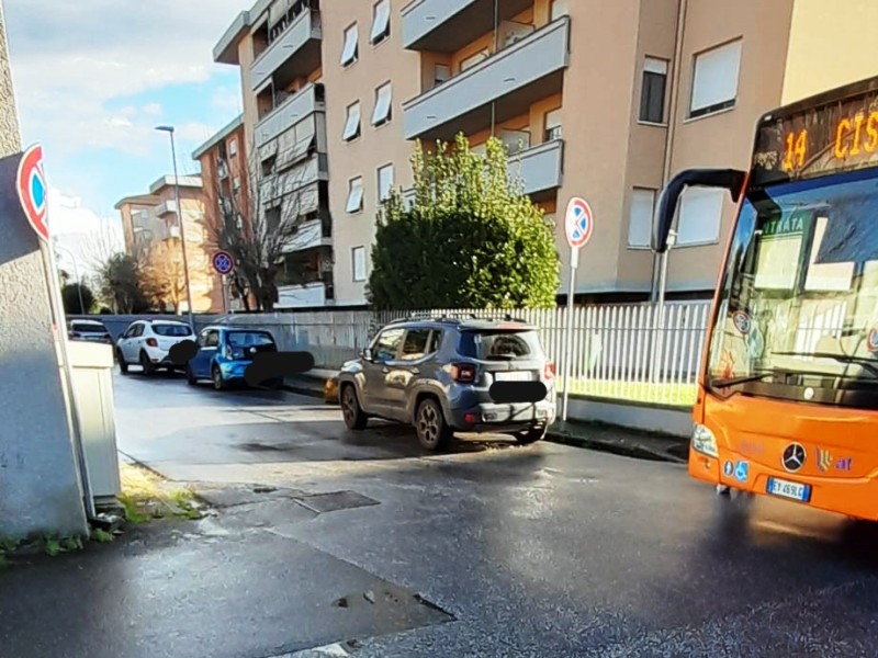 Auto in sosta vietata ostacola il bus: AT considera di presentare denuncia per danni e interruzione del servizio pubblico.