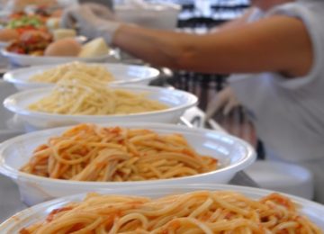 Bambini lasciati a pane e olio in mensa: sospeso il provvedimento a Montevarchi