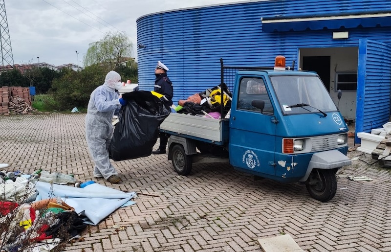 Blitz alla piscina di Castelfranco: sorprese tre persone che occupavano lo stabile.