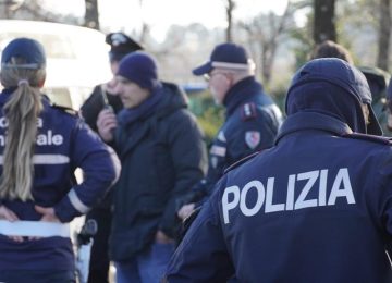 Blitz della polizia municipale contro l'abusivismo: agente ferito a Prato, sequestrati 100 capi di abbigliamento.