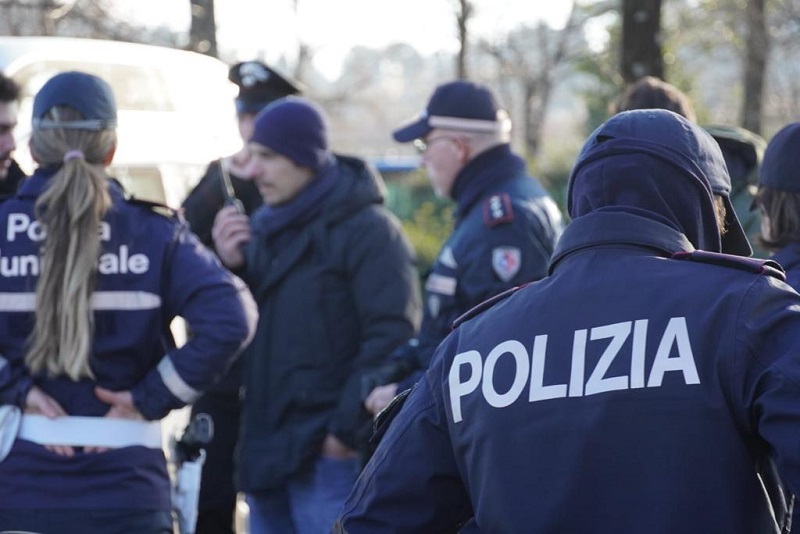 Blitz della polizia municipale contro l'abusivismo: agente ferito a Prato, sequestrati 100 capi di abbigliamento.