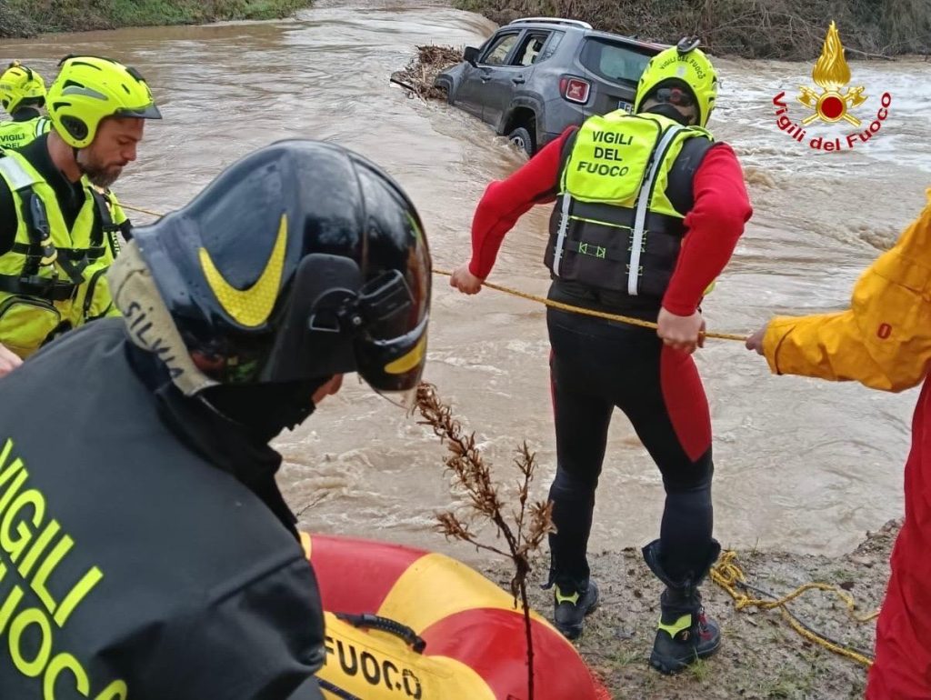 Bloccati in auto nel torrente: salvataggio con il gommone in provincia di Grosseto