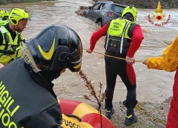 Bloccati in auto nel torrente: salvataggio con il gommone in provincia di Grosseto