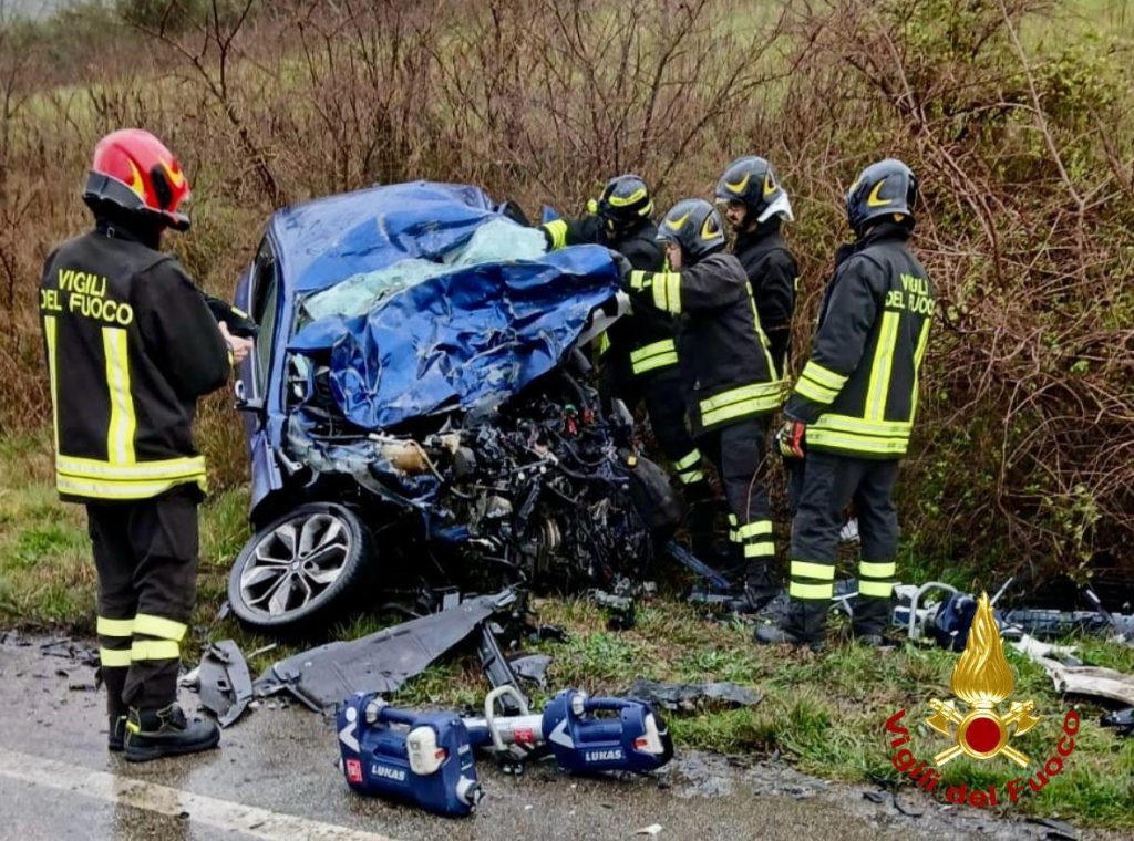 Camion collide con due auto: incidente mortale nei pressi di Riparbella