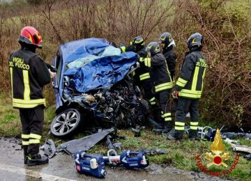 Camion collide con due auto: incidente mortale nei pressi di Riparbella