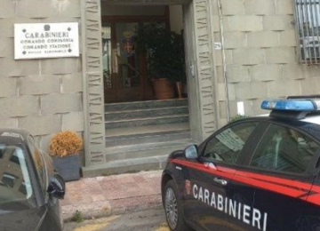 Ignora il divieto di avvicinamento alla moglie e viene arrestato un quarantenne