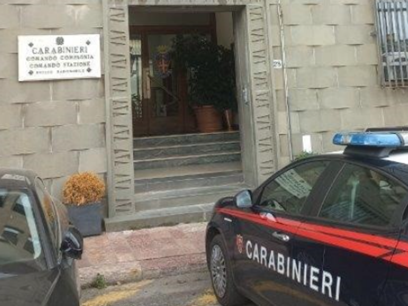 Ignora il divieto di avvicinamento alla moglie e viene arrestato un quarantenne